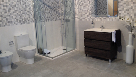 Gala, un año más en el BigMat Day. La firma presentó una moderna y funcional solución completa para el baño